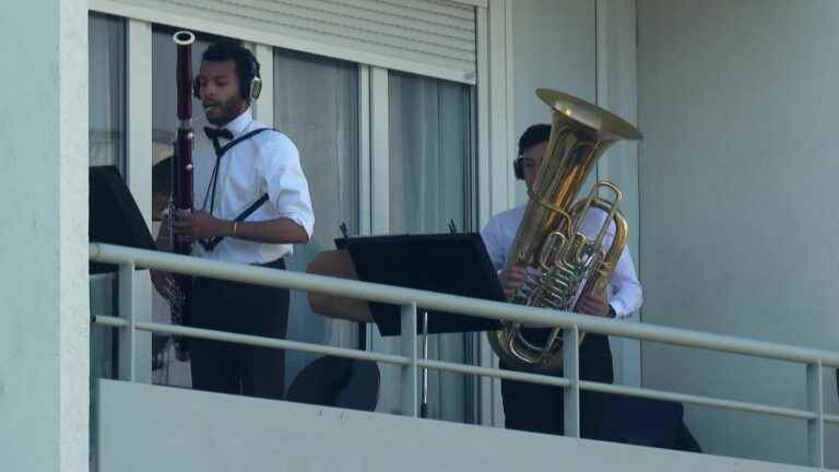 In Pontoise, the balconies of a building taken over by musicians from the National Orchestra