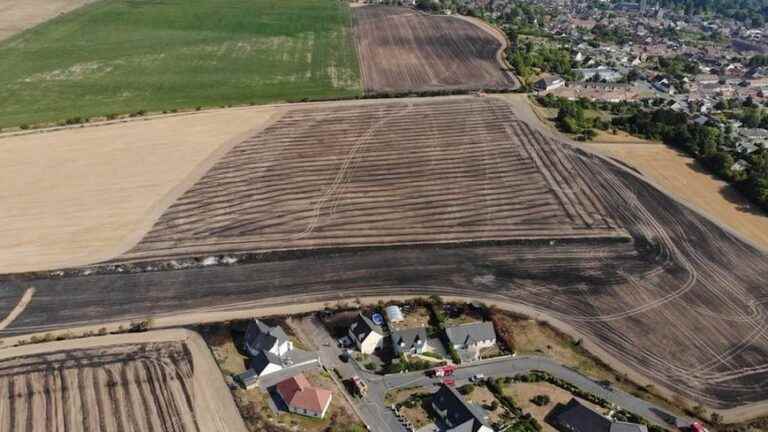 In the Somme, firefighters evacuate 250 residents to protect them from a field fire