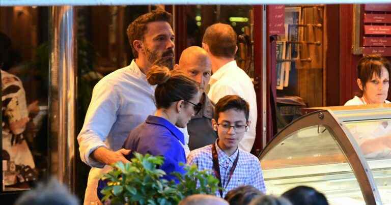 Jennifer Lopez and Ben Affleck: hugs at Micromania, in front of Max the son of J-Lo lookalike of his famous dad