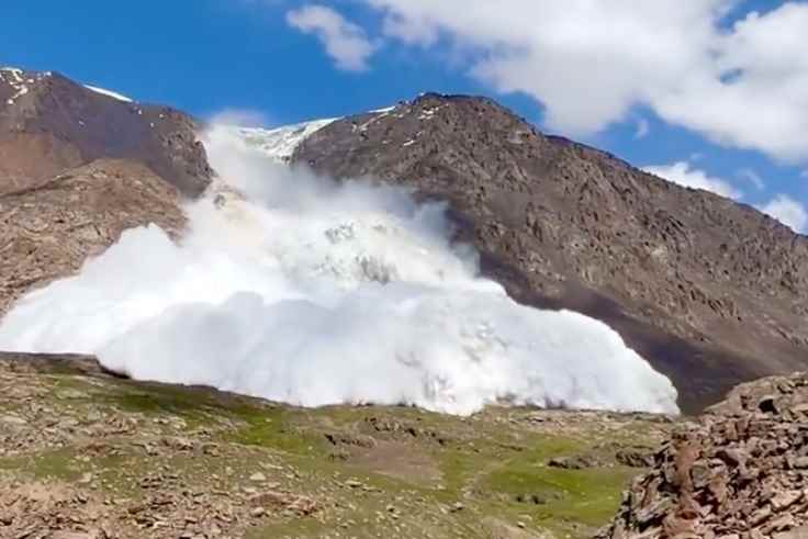 Kyrgyzstan |  Tourists survive an avalanche