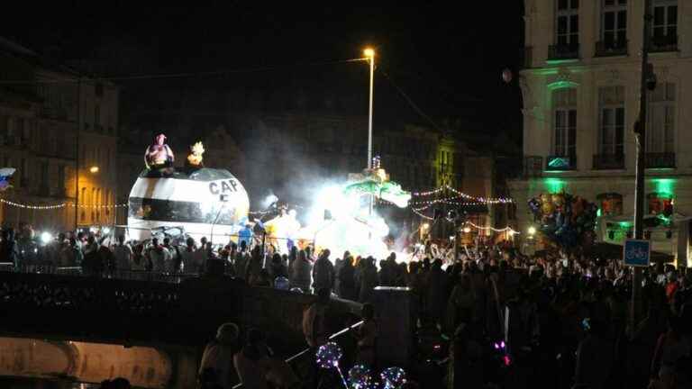 LIVE VIDEO – The luminous corso from the Bayonne Festival