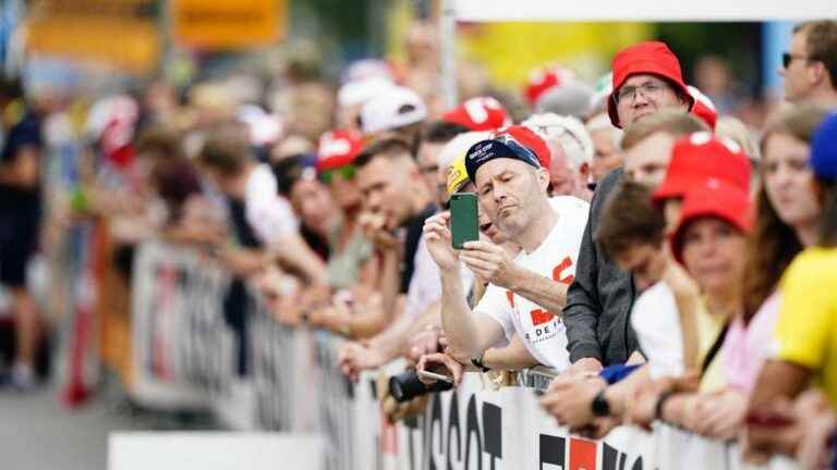 Mathieu van der Poel provisional yellow jersey, follow the time trial in the streets of Copenhagen