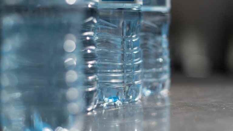 Most mineral water bottles contain microplastics, according to a study by Agir pour l’environnement