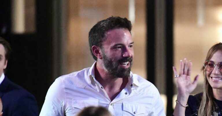 Mouth open and exhausted, Ben Affleck falls asleep while cruising in Paris!