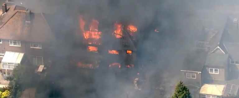 ON VIDEO |  Spectacular fire in a village in east London