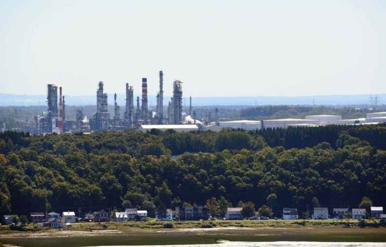 Ottawa considering excluding gas pipelines and refineries from GHG cap for industry