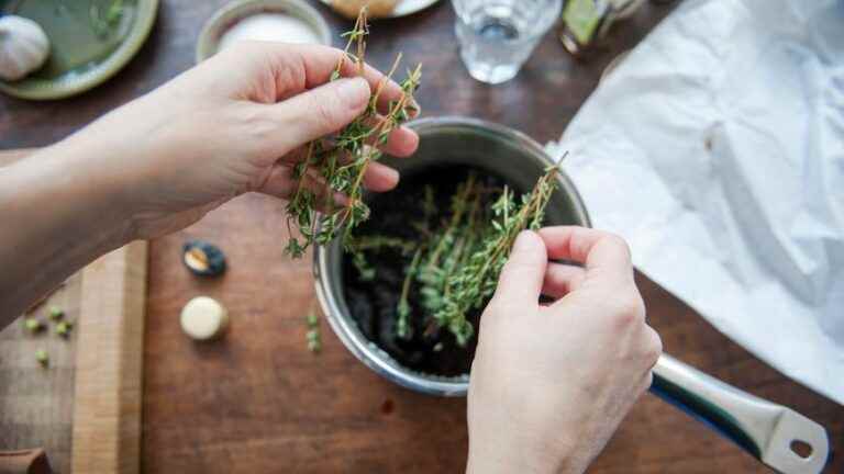 Perfume your kitchen and your dishes by cooking thyme