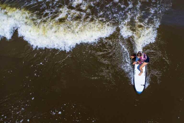 River surfing |  Taste the “Guy wave”