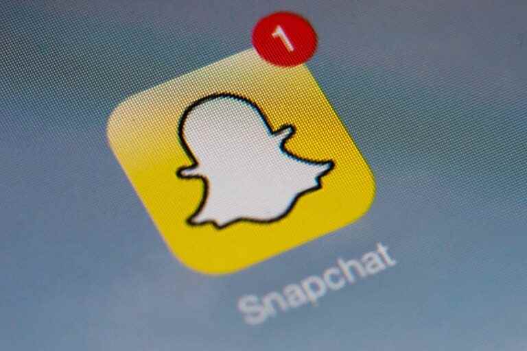 Snap plummets 35% on Wall Street after poor results