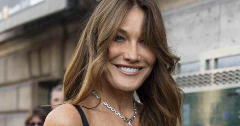 Stunning Carla Bruni: she pulls out all the stops against the handsome Emily in Paris