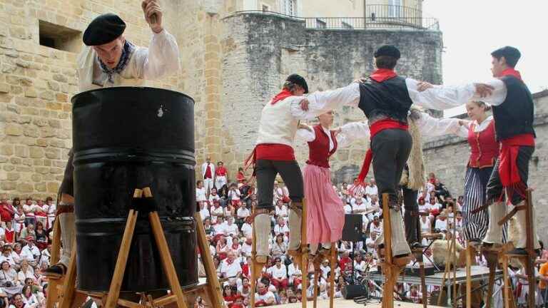 The Karrikaldi of the Bayonne Festival, traditional Basque dances and songs