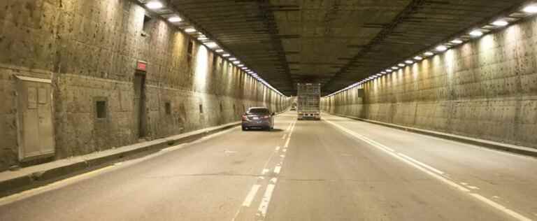 The Louis-H.-Lafontaine tunnel partially closed due to a vehicle on fire