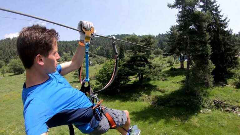 The Peira Cava tree climbing is 20 years old and a new team is setting up at 1400 meters above sea level