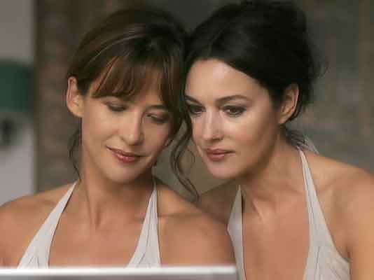 “The bodies came closer…” Monica Bellucci recounts the day she found herself topless against Sophie Marceau