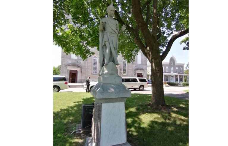 The statues of discord in Ahuntsic