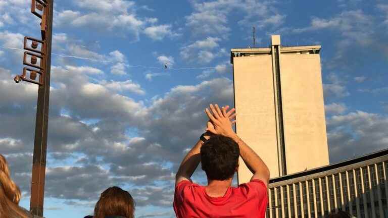 The tightrope walker Nathan Paulin linked the two banks of the Seine on his wire