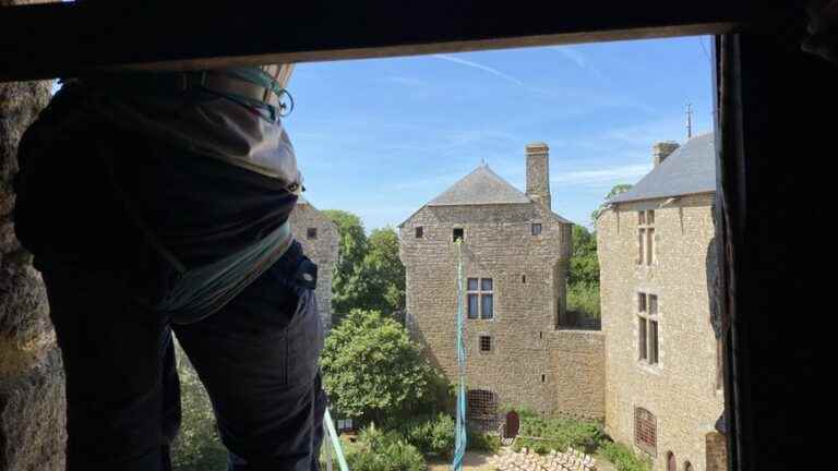 These acrobats walk 10 meters high between the towers of the castle of Lassay-les-Châteaux