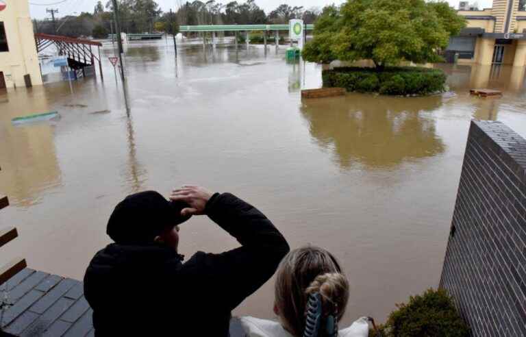 Thousands of Australians flee torrential rains