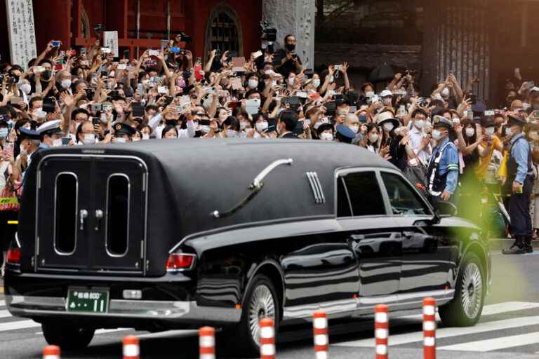 Thousands of Japanese pay tribute to Shinzo Abe