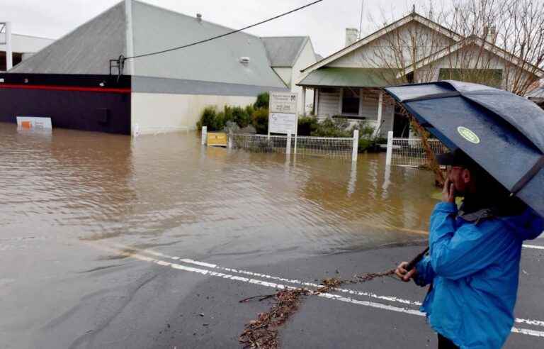 Thousands of Sydney residents evacuated amid threat of flooding