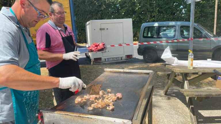 To promote Corrèze products, farmers have a snack with holidaymakers on the A20