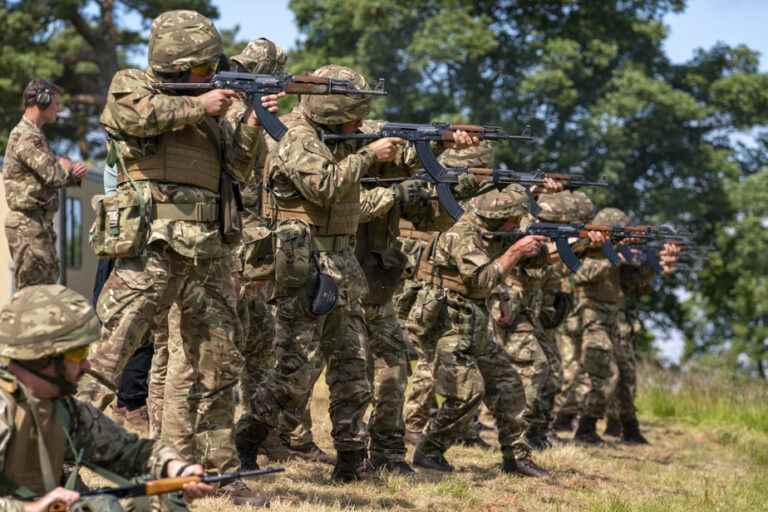 Ukrainian soldiers train in the UK