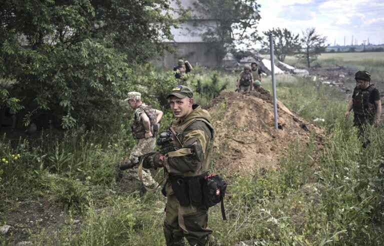 Ukrainian soldiers withdraw from Lysychansk