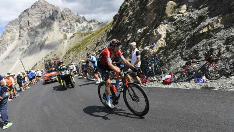 Warren Barguil leaves the Grande Boucle after testing positive for Covid-19