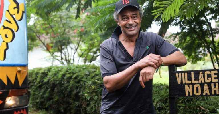 Yannick Noah, proud dad: his very elegant son Joalukas in Yaoundé, for a meeting with Emmanuel Macron