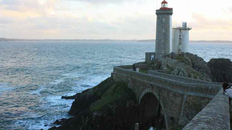 a dyke that produces electricity inaugurated in Brittany