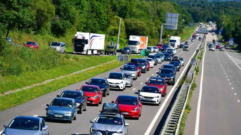 a peak of nearly 790 km of traffic jams at 12:15 p.m.