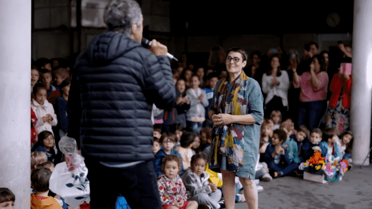 a school director receives a surprise visit from singer Julien Clerc for his retirement