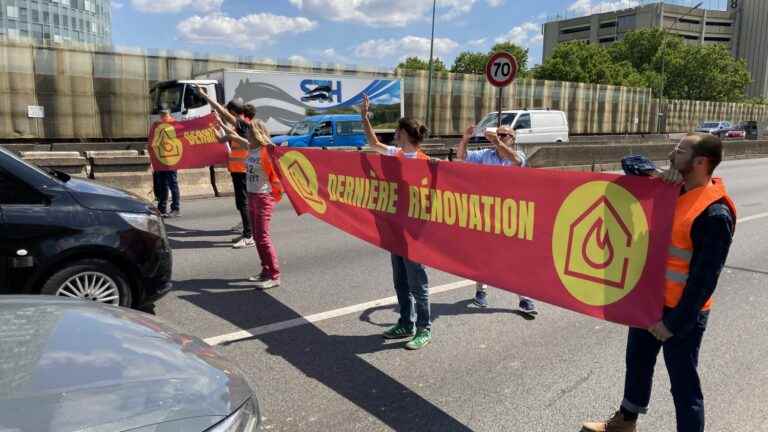 about fifteen activists from “Dernière Rénovation” block the Paris ring road for 10 minutes