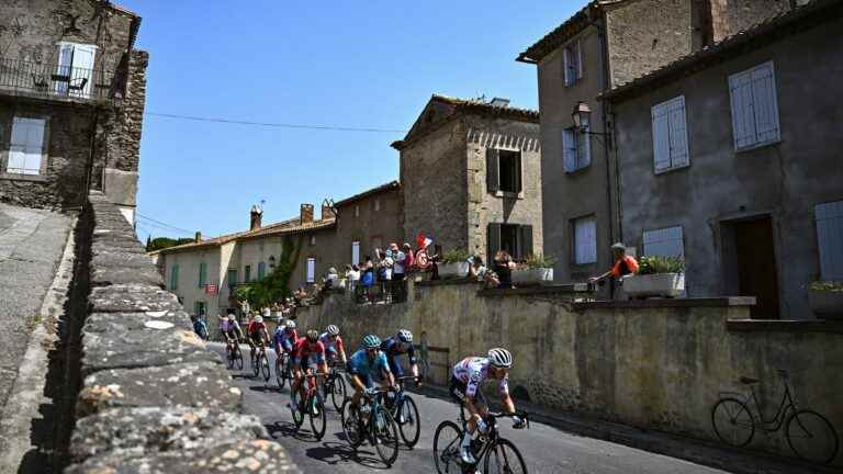 an important breakaway with Van Aert, Vlasov and Madouas is seven minutes ahead of the peloton… Follow the 16th stage