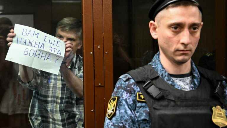 an opponent sentenced to seven years in prison for having denounced the offensive against Ukraine