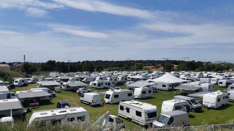 between 300 and 500 caravans settle illegally