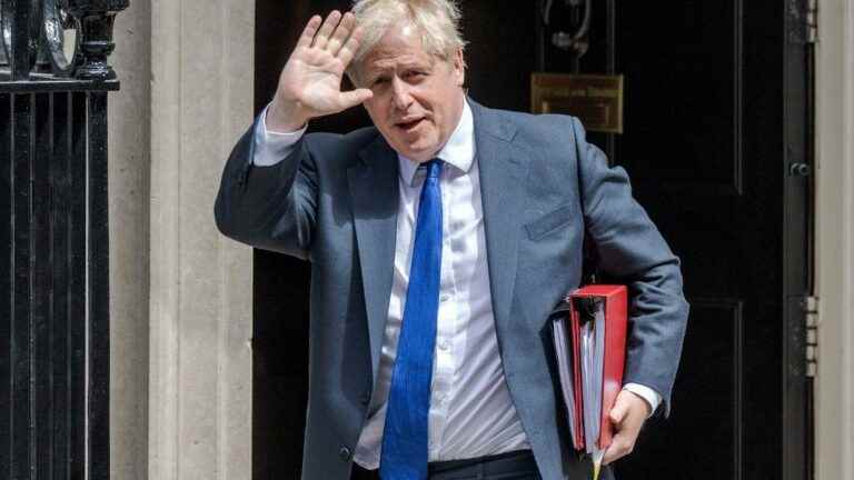 Boris Johnson cornered by a wave of resignations, a statement from the Prime Minister expected during the day