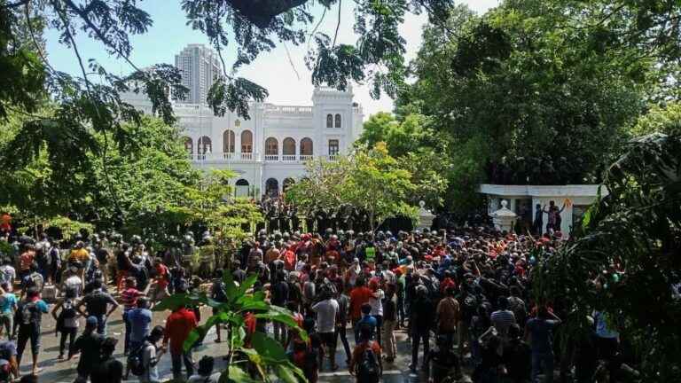 demonstrators enter the offices of the Prime Minister, newly appointed interim president