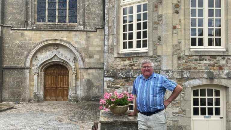 deprived of a permit, the priest of Canisy hitchhikes