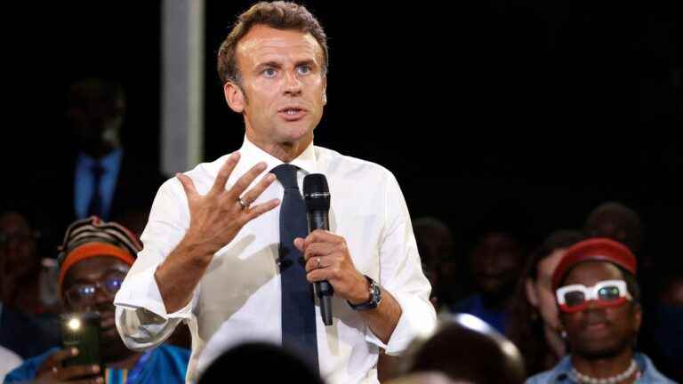 in Cameroon, Emmanuel Macron plays the card of humility