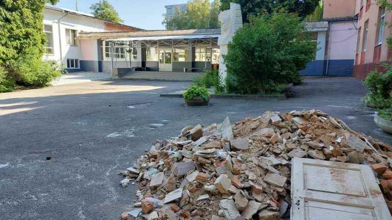 in Lviv, the reopening of schools is being prepared under the worried gaze of parents