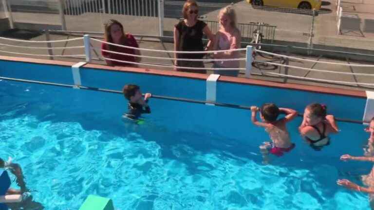 mobile swimming pools give swimming lessons to the little ones before the holidays