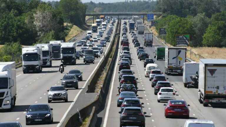 more than 520 kilometers of traffic jams late Saturday morning, difficulties on the A7