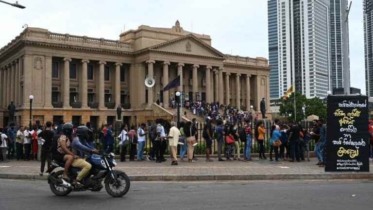 protesters discover 17 million rupees in cash in the presidential palace and hand them over to justice