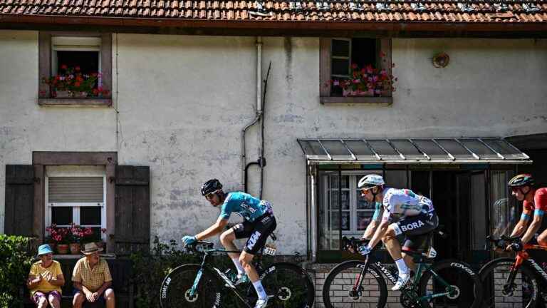 regrouping of the peloton after the fall, the three escapees more than two minutes away… Follow the eighth stage