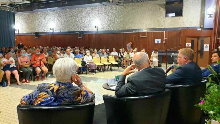 the fed up of the inhabitants is expressed during a public meeting