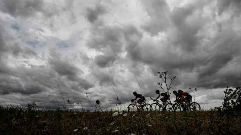 the peloton passed the first difficulty of the day… Follow the third stage between Reims and Epernay