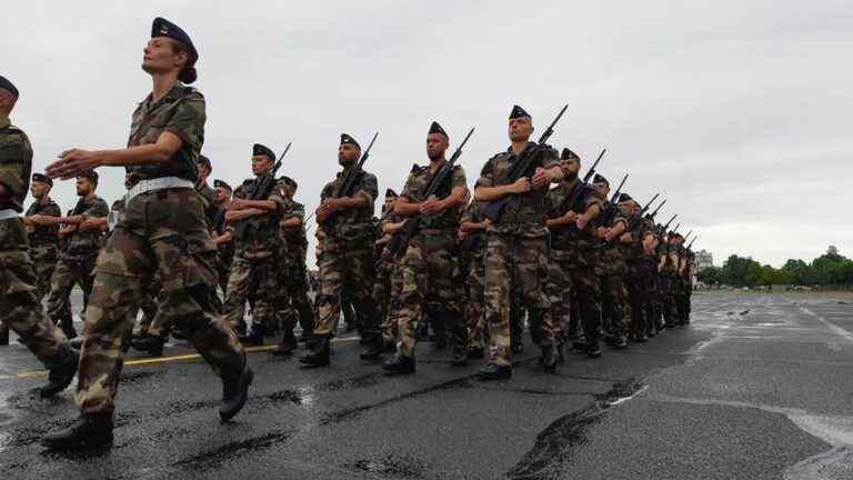 the troops of BA 106 from Mérignac parade on the Champs-Elysées