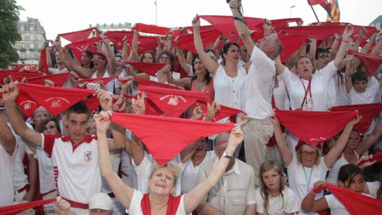 the white and red outfit of the festayre