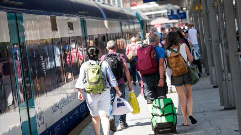 these French people tell why they prefer the train to go on vacation